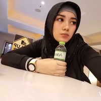 Dalam foto ini Bebi Silvana tampak cantik saat menggunakan hijab motif dan blouse warna hitam, yang ia padukan dengan inner warna abu-abu. Foto: instagram @bebi.silvana