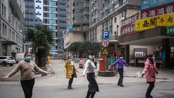 Wabah virus corona tak menghalangi para wanita ini tetap berolahraga. Mereka tampak sedang latihan sambil menggunakan masker. Foto: Getty Images