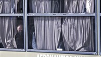 Mereka kemudian dibawa dengan bus untuk dikarantina.