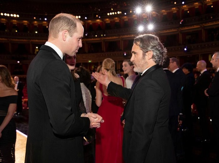 Joaquin Phoenix Bertemu Pangeran William LONDON, ENGLAND - FEBRUARY 02: Prince William, Duke of Cambridge speaks with BAFTA winner Joaquin Phoenix at the EE British Academy Film Awards 2020 at Royal Albert Hall on February 2, 2020 in London, England. (Photo by Jeff Gilbert - WPA Pool / Getty Images)