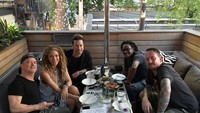 Bersama band dan krunya, Shakira tak canggung makan bareng. Ini momen kebersamaan mereka sebelum Shakira manggung di Toronto. Foto: Instagram shakira