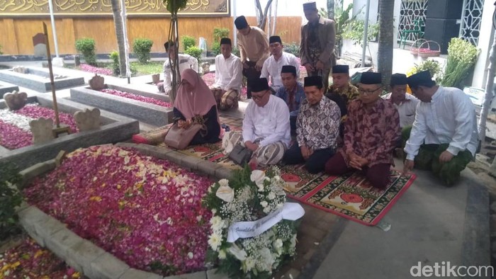 makam gus sholah ramai dikunjungi peziarah
