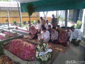 Makam Gus Sholah Ramai Dikunjungi Peziarah