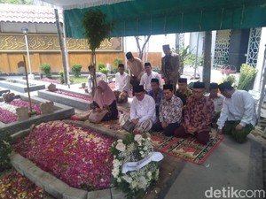 Makam Gus Sholah Ramai Dikunjungi Peziarah