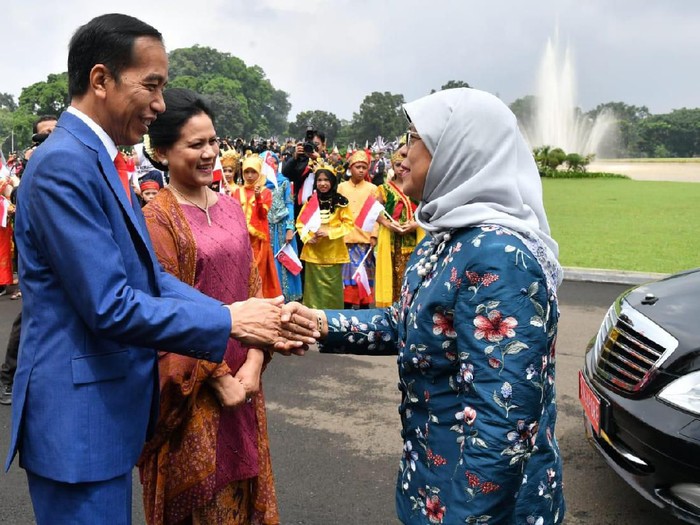 Presiden Singapura Halimah Yacob saat bertemu Presiden Jokowi di Istana Bogor, Jawa Barat.
