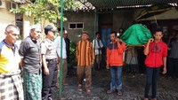 Polisi sudah mengamankan seorang terduga pelaku pembunuhan. Terduka berinisial K (34), yang merupakan tetangga korban. Menurut keterangan warga, pada Jumat (31/1) lalu, korban diketahui pergi bersama K. Namun, setelah korban dinyatakan menghilang, K selalu mengaku tak tahu jika ditanya keberadaan korban. Uje Hartono/detikcom.