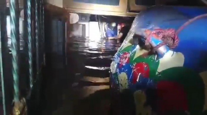 Petugas evakuasi warga yang dilanda banjir di Perumahan Periuk Damai (Twitter bpbd_tng)