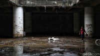 Tak hanya memeriksa pompa air secara rutin, para petugas dan warga juga turut membersihkan sisa lumpur imbas banjir yang merendam underpass tersebut.