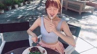 Berpose lucu, ini sarapan ala Lee Sung Kyung. Diantaranya ada alpukat, bayam, daging sapi, dan lainnya. Wah, terlihat sangat sehat ya! Foto: Instagram @heybiblee