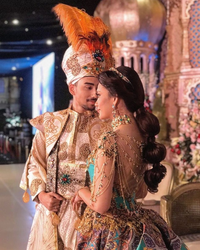 Inilah penampilan Berlian Insyirah Azzahra saat hari pernikahannya di Jember, Jawa Timur, pada Minggu (2/2/2020). Berlian merupakan putri keempat Hendy Siswanto, salah satu bakal calon bupati Jember. Resepsi pernikahan Berlian mengusung tema 1001 Arabian Nights yang disempurnakan dengan dekorasi bernuansa Timur Tengah nan megah. Lantas untuk hari bahagianya itu, Berlian mengandalkan gaun pengantin karya Ivan Gunawan. (Foto: Instagram/@ivan_gunawan)