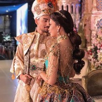 Inilah penampilan Berlian Insyirah Azzahra saat hari pernikahannya di Jember, Jawa Timur, pada Minggu (2/2/2020). Berlian merupakan putri keempat Hendy Siswanto, salah satu bakal calon bupati Jember. Resepsi pernikahan Berlian mengusung tema 1001 Arabian Nights yang disempurnakan dengan dekorasi bernuansa Timur Tengah nan megah. Lantas untuk hari bahagianya itu, Berlian mengandalkan gaun pengantin karya Ivan Gunawan. (Foto: Instagram/@ivan_gunawan)