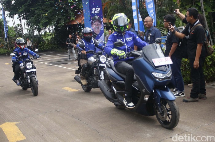 Dua pebalap Yamaha, Valentino Rossi dan Maverick Vinales berkesempatan menjajal line up terbaru motor Yamaha Indonesia. Rossi menjajal All New Nmax.