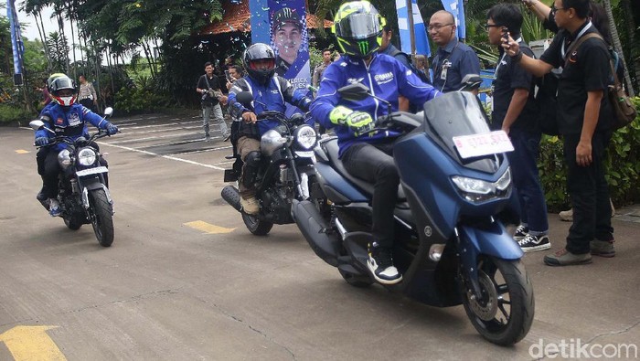 Dua pebalap Yamaha, Valentino Rossi dan Maverick Vinales berkesempatan menjajal line up terbaru motor Yamaha Indonesia. Rossi menjajal All New Nmax.