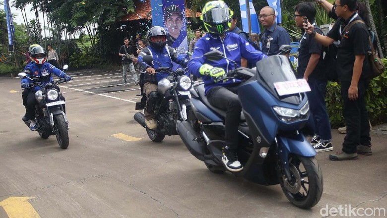 Gaya Valentino Rossi Naik Yamaha All New Nmax Dua pebalap Yamaha, Valentino Rossi dan Maverick Vinales berkesempatan menjajal line up terbaru motor Yamaha Indonesia. Rossi menjajal All New Nmax.