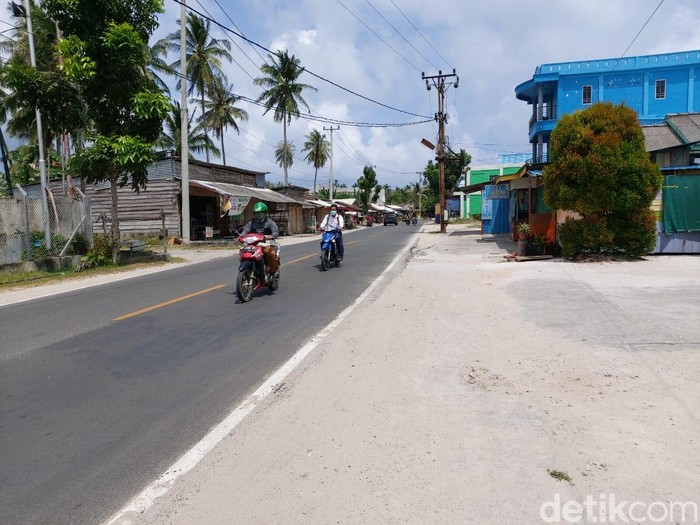 Meski sebagian warga menolak, namun kegiatan masyarakat di Kota Ranai, Kabupaten Natuna berjalan seperti biasa.