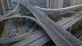 Pandangan dari udara jalan tol bertingkat di Wuhan. Foto: Getty Images