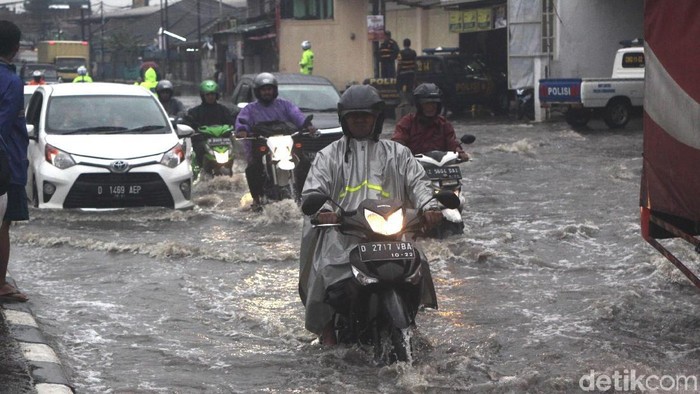 Kendaraan menerobos banjir