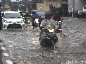 Nekat Terobos Banjir di Jalan Raya Bandung-Garut, Sejumlah Motor Mogok