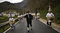 Joaldunak masuk dalam jajaran karnaval paling kuno di Eropa. Karnaval ini hanya akan dilakukan oleh dua kota, Ituren dan Zubieta di Spanyol. Baik pria maupun wanita ikut serta dalam tradisi ini. (AP Photo/Alvaro Barrientos)
