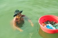 Nenek 85 Tahun Ini Kumpulkan Seafood untuk Biayai Putrinya yang Sakit