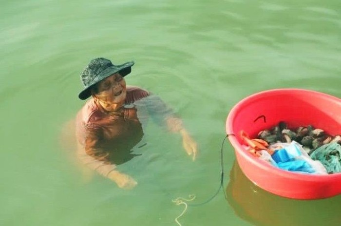 Nenek Penjual Seafood Vietnam