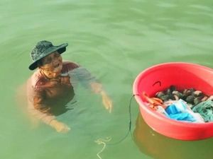 Nenek 85 Tahun Ini Kumpulkan Seafood untuk Biayai Putrinya yang Sakit