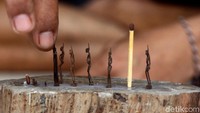 Siapa sangka batang korek api dapat diolah menjadi sebuah kerajinan tangan unik dan tak biasa. Seorang pengukir asal Jatinangor, Hendri (37) membuat patung ukir mini berbahan dasar korek api.