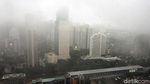 Kabut Selimuti Gedung Pencakar Langit di Jakarta
