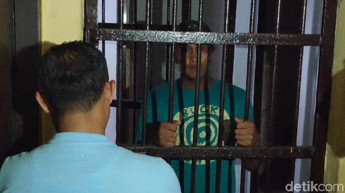 M Bakrie-detikcom/ Pria mengamuk di Polsek Lau Maros Sulsel kini ditahan di sel