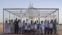 Masjid tranparan ini dari baja ringan dan dindingnya dibuat seperti jaring-jaring. Di lantainya ada hamparan sajadah dan juga ada lampu di langit-langitnya. Sederhana, namun tujuannya dalam. (dok Ajlan Gharem)