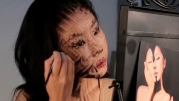 Aksi Dain saat merias wajahnya. Foto: Instagram/Dain Yoon