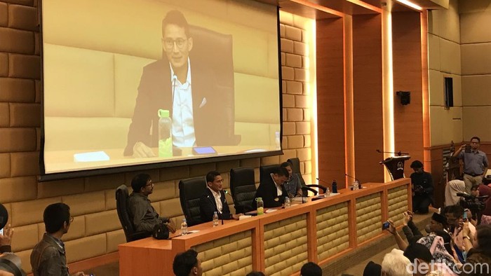 Sandiaga Uno menghadiri peluncuran buku Mardani Ali Sera yang berjudul #KamiOposisi di DPR (Rolando Fransiscus Sihombing/detikcom)