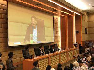 Sandiaga Uno Bedah Buku #KamiOposisi di DPR, Rocky Gerung Hadir