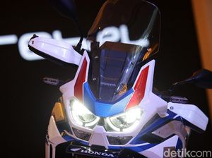 Ups! Gaya-gayaan Naik Africa Twin, Malah Rusak Tangga Dealer