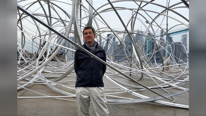 Pematung Antony Gormley di Proyek Seni Global BTS
