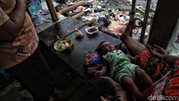 Tak hanya kumuh, keberadaan sampah-sampah itu sesungguhnya juga berbahaya bagi kesehatan warga yang tinggal di kawasan tersebut.