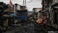 Masih ada sejumlah warga di beberapa wilayah Indonesia, seperti halnya warga di permukiman kumuh Muara Angke, Jakarta Utara, yang masih terus bergelut untuk keluar dari jerat kemiskinan.