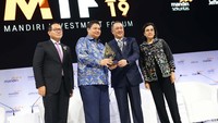 Wamen BUMN Kartika Wirjoatmodjo, Menko Perekonomian Airlangga Hartarto, Menkeu Sri Mulyani Indrawati, dan Dirut Bank Mandiri Royke Tumilaar berbincang usai memberikan keynote remark di Mandiri Investment Forum 2020 di Jakarta, Rabu (5/2/2020).