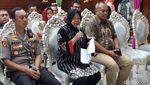 Ekspresi Risma Saat Terima Surat dari Netizen Penghinanya