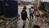 Kini warga yang tinggal di permukiman itu harus membiasakan diri tinggal di wilayah tanpa saluran pembuangan yang layak karena airnya tidak mengalir ke tempat pembuangan.