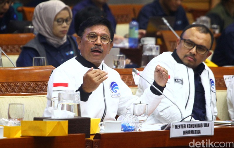 Menkominfo Johnny G Plate mengkoreksi program 'Merdeka Sinyal 2020'. Ia menghapus angka '2020' dari program yang telah dicanangkan di era Menkominfo Rudiantara.
