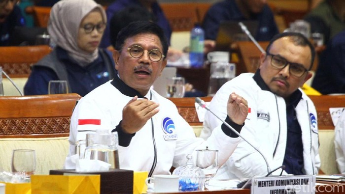 Menkominfo Johnny G Plate mengkoreksi program Merdeka Sinyal 2020. Ia menghapus angka 2020 dari program yang telah dicanangkan di era Menkominfo Rudiantara.
