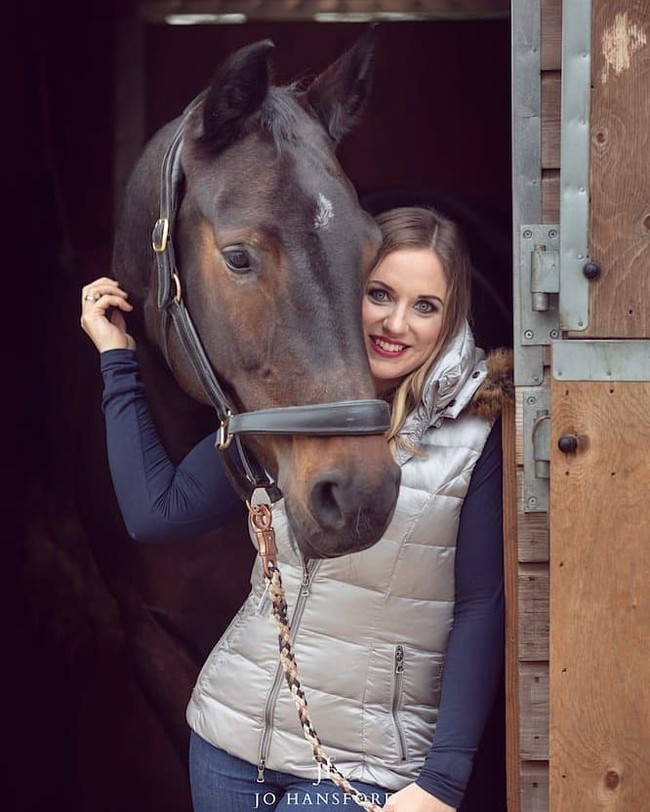 Saya tidak bisa menggunakan kaki saya sama sekali, jadi saya menginstruksikan kuda saya sepenuhnya melalui perintah verbal dan gerakan duduk, cerita Natasha seperti dilansir Mirror. Foto: Instagram @nbakerpararider