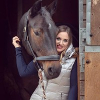 Saya tidak bisa menggunakan kaki saya sama sekali, jadi saya menginstruksikan kuda saya sepenuhnya melalui perintah verbal dan gerakan duduk, cerita Natasha seperti dilansir Mirror. Foto: Instagram @nbakerpararider