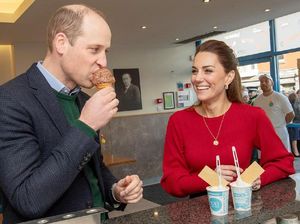 Momen Manis Pangeran William dan Kate Middleton Nikmati Es Krim di Wales