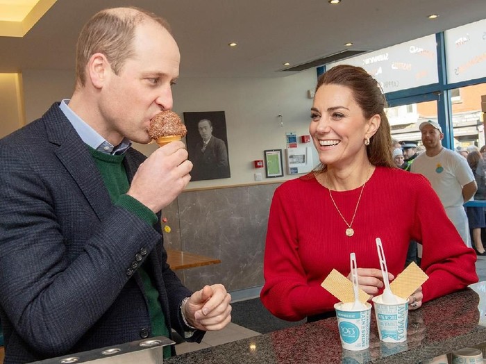 pangeran william kate middleton SWANSEA, UNITED KINGDOM - FEBRUARY 04: Prince William, Duke of Cambridge and Catherine, Duchess of Cambridge visit Joes Ice Cream Parlour in the Mumbles to meet local parents and carers on February 04, 2020 near Swansea, South Wales.The Duchess of Cambridge launched a landmark survey 5 Big Questions on the Under Fives on the 21st January which aims to spark a UK-wide conversation on raising the next generation. (Photo by Arthur Edwards - WPA Pool/ Getty Images)