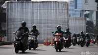 Sejumlah kendaraan roda dua melintas di kawasan pembangunan flyover Jalan Jakarta yang berada di Kota Bandung, Jawa Barat, Rabu (5/2/2020).
