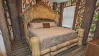 Kalau mau merasakan tema pohon yang berbeda, ada kamar dengan tema kamar gubuk yang dikelilingi pohon. Di kamar ini traveler bisa merasa tidur di tengah hutan lebat. (Loma Homes)
