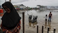 Imbasnya akses warga untuk menuju ke Kampung Tembok dengan membuat tangga darurat.
