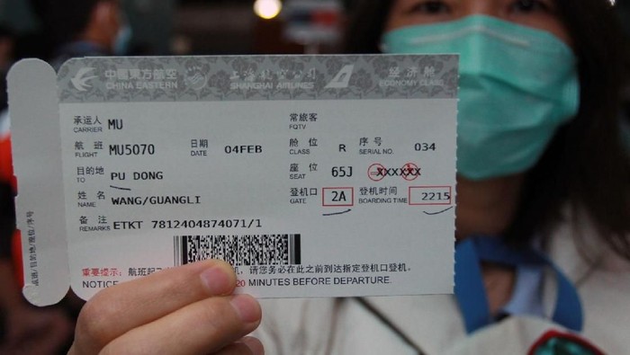 Sejumlah penumpang maskapai China Eastern tujuan Shanghai China mengantre untuk melakukan boarding di Terminal 3 Bandara Soekarno Hatta, Tangerang, Banten, Rabu (5/2/2020). China Eastern merupakan pesawat terakhir yang melakukan penerbangan setelah pemerintah Indonesia melalui Kementerian Perhubungan memutuskan mulai tanggal 5 Februari 2020 jam 00.00 WIB hingga batas waktu yang belum ditentukan, menunda penerbangan dari dan menuju daratan Cina terkait terus berkembangnya kasus penyebaran Novel Coronavirus. ANTARA FOTO/Muhammad Iqbal/aww.